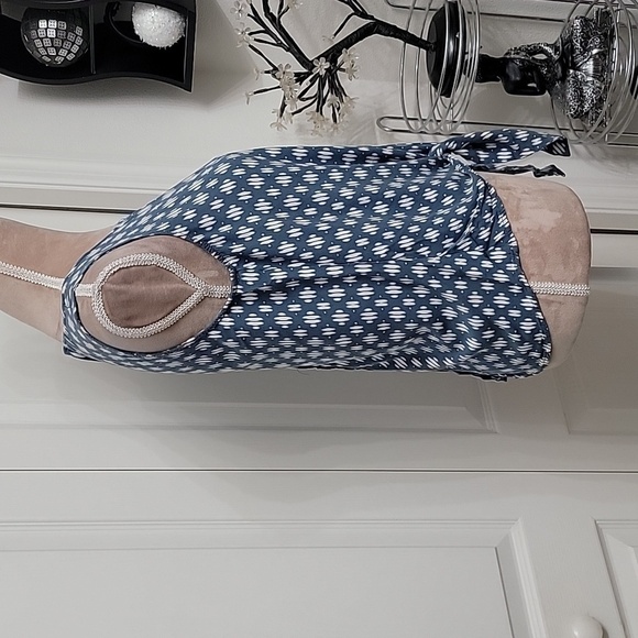 Loft. Size S, Ikat Tie Hem Button Back Top. Sleeveless, Excellent Used Cond. - Picture 2 of 12